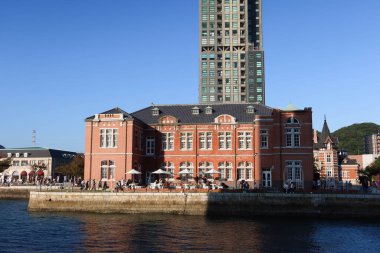 Mojiko, Fukuoka, Kyushu, Japonya- 3 Kasım 2024: batıda batı tarzı bina ve deniz kenarındaki dükkanlarla deniz kenarı 