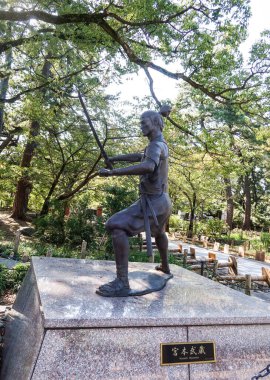 Kokurakita Ward, Kitakyushu, Fukuoka, Japonya - 3 Kasım 2024: Japon ünlü samuray Miyamoto Musashi 'nin kılıç tutan bronz heykeli