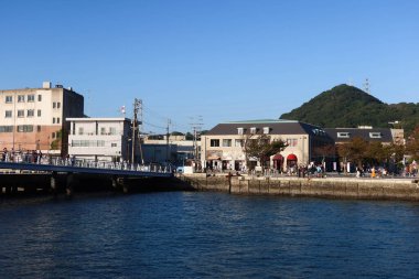 Mojiko, Fukuoka, Kyushu, Japonya- 3 Kasım 2024: deniz kenarındaki deniz kenarındaki bina ve mağazalar 
