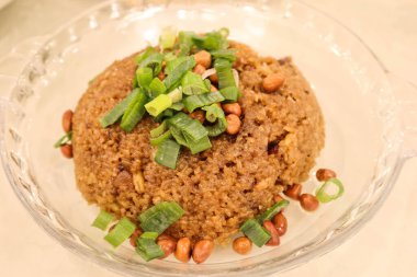 Fıstıklı ve cam tabakta taze soğanlı kızarmış Çin sosisi yapışkan pirincine (glutinous rice) yakın çekim