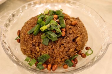 Fıstıklı ve cam tabakta taze soğanlı kızarmış Çin sosisi yapışkan pirincine (glutinous rice) yakın çekim