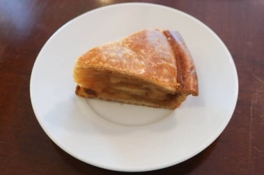 Fırınlanmış elmalı turtayı fotokopi alanı olan bir tabakta kapat.