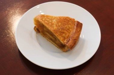 Fırınlanmış elmalı turtayı fotokopi alanı olan bir tabakta kapat.