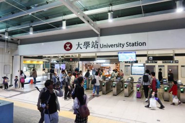 Üniversite İstasyonu, Shatin, Hong Kong - 22 Mar 2025: Hong Kong Çin Üniversitesi 'nin MTR tren çıkışı ve girişi. Girip çıkan yolcularla dolu bir istasyon.
