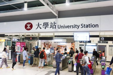 Üniversite İstasyonu, Shatin, Hong Kong - 22 Mar 2025: Hong Kong Çin Üniversitesi 'nin MTR tren çıkışı ve girişi. Girip çıkan yolcularla dolu bir istasyon.