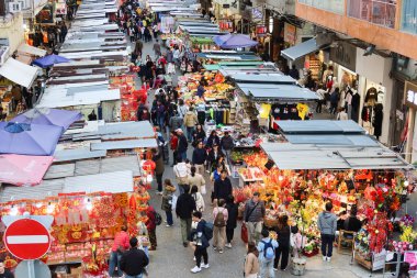 Tung Choi Caddesi, Mong Kok, Hong Kong - 28 Ocak 2025: Caddede kıyafet, aksesuar, hediyelik eşya ve dekorasyon satan kalabalık tezgahlar