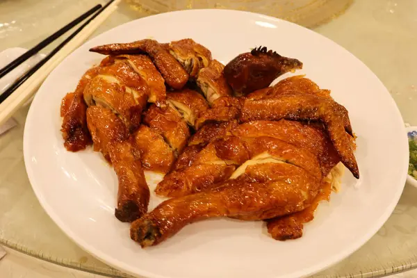 Çin usulü kavrulmuş tavuğa yakın. Kıtır kıtır, altın sarısı bir derisi var.