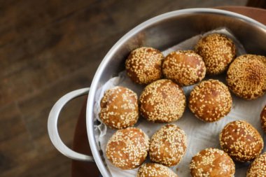 Geleneksel Çin festivali abur cuburları içinde tatlı patates ve kırmızı fasulye faturalarıyla doldurulmuş susam topu (Jiandui).