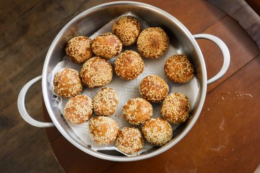 Geleneksel Çin festivali abur cuburları içinde tatlı patates ve kırmızı fasulye faturalarıyla doldurulmuş susam topu (Jiandui).