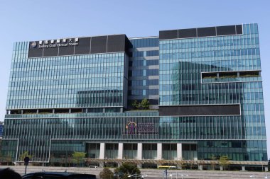 Çin Üniversitesi, Ma Liu Shui, Hong Kong - 22 Mar 2025 CUHK Tıp Merkezi. Üniversite Tıp Fakültesi gündüz vakti dış cephe binası