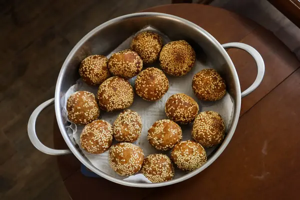 Geleneksel Çin festivali abur cuburları içinde tatlı patates ve kırmızı fasulye faturalarıyla doldurulmuş susam topu (Jiandui).