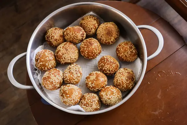 Geleneksel Çin festivali abur cuburları içinde tatlı patates ve kırmızı fasulye faturalarıyla doldurulmuş susam topu (Jiandui).