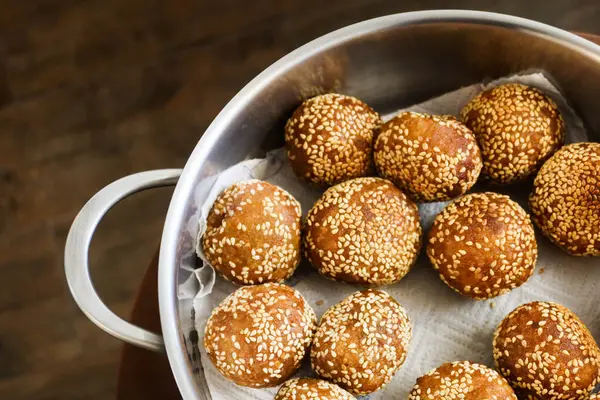 Geleneksel Çin festivali abur cuburları içinde tatlı patates ve kırmızı fasulye faturalarıyla doldurulmuş susam topu (Jiandui).