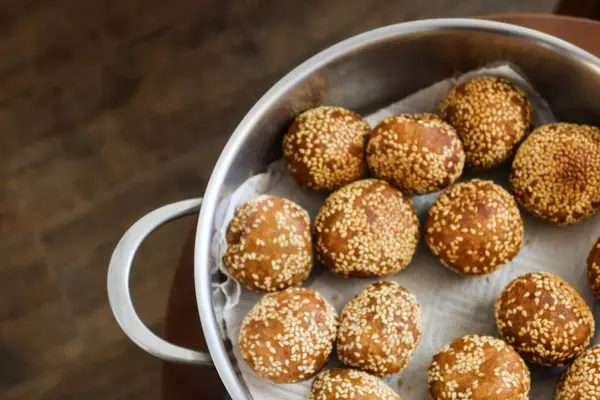 Geleneksel Çin festivali abur cuburları içinde tatlı patates ve kırmızı fasulye faturalarıyla doldurulmuş susam topu (Jiandui).