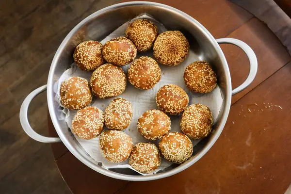 Geleneksel Çin festivali abur cuburları içinde tatlı patates ve kırmızı fasulye faturalarıyla doldurulmuş susam topu (Jiandui).