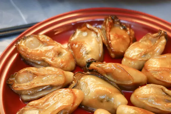 Çin Yeni Yıl Yemeği 'ne yakın yarı kurutulmuş, ballı istiridye soslu kırmızı tabakta iyi şans getirmesi için.