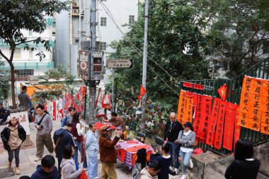 Ladder Caddesi, Sheung Wan, Hong Kong - 25 Ocak 2025: Çin Yeni Yılı için tezgahlarda kırmızı kağıda 