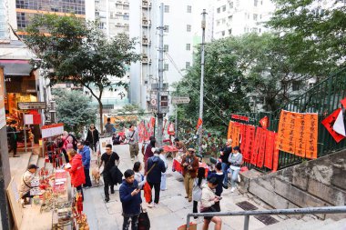 Ladder Caddesi, Sheung Wan, Hong Kong - 25 Ocak 2025: Çin Yeni Yılı için tezgahlarda kırmızı kağıda 