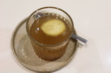 Zencefilli, limonlu, limonlu içeceklerle bardakta bal ve çay kaşığı