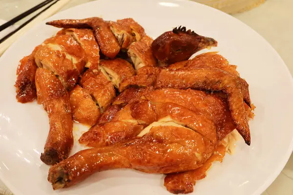 Çin usulü kavrulmuş tavuğa yakın. Kıtır kıtır, altın sarısı bir derisi var.