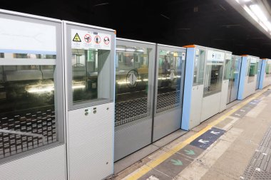 Mong Kok Doğu, Hong Kong - 15 Mar 2025: MTR tren istasyonu kapısı kapatıldı
