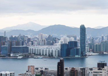 Hong Kong - 30 Ocak 2025: Gökdelenler ve yüksek binalar Whompoa ve Kuzey Noktası 'nın ufuk çizgisi