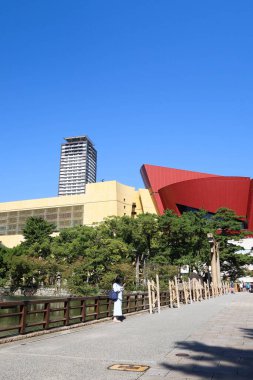 Riverwalk Kitakyushu, Kokura Kita Ward, Kitakyushu, Japonya - 3 Kasım 2024: Murasaki nehri ve Kokura Kalesi yakınlarındaki alışveriş merkezinin mavi gökyüzü günü