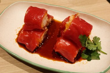 Çin usulü Çin usulü kıymalı karides ve çeşit çeşit sebzeli pirinç rulo böreğini kapatıyoruz.