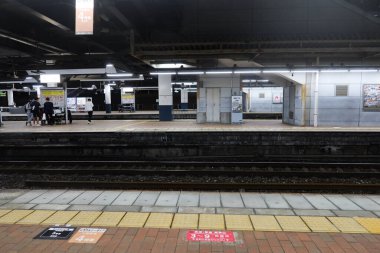 Fukuoka, Japonya - 3 Kasım 2025: Shinkansen tren istasyonunda tren bekleyen çok az kişi var