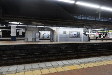 Fukuoka, Japonya - 3 Kasım 2025: Shinkansen tren istasyonunda tren bekleyen çok az kişi var