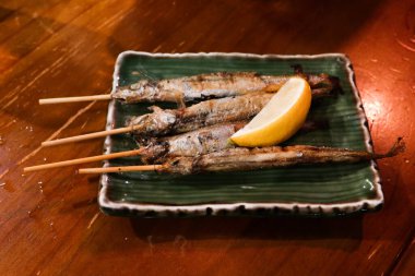 Dört Japon şiş ızgara kapelinini bir tabakta yakın.