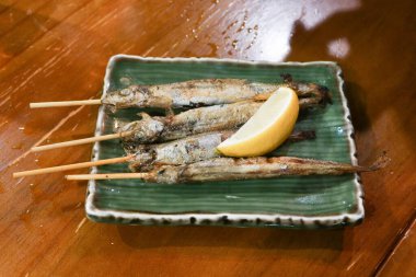 Dört Japon şiş ızgara kapelinini bir tabakta yakın.