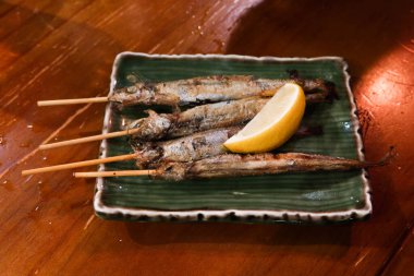 Dört Japon şiş ızgara kapelinini bir tabakta yakın.