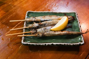 Dört Japon şiş ızgara kapelinini bir tabakta yakın.