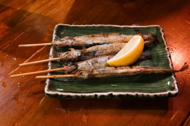 Dört Japon şiş ızgara kapelinini bir tabakta yakın.