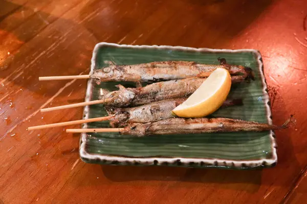 Dört Japon şiş ızgara kapelinini bir tabakta yakın.