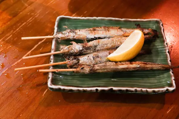 Dört Japon şiş ızgara kapelinini bir tabakta yakın.