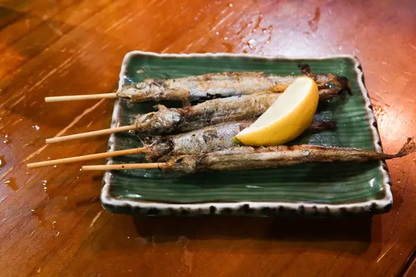 Dört Japon şiş ızgara kapelinini bir tabakta yakın.