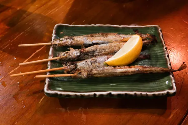 Dört Japon şiş ızgara kapelinini bir tabakta yakın.