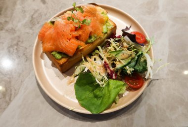 Avokado somonlu tost ve yanında salata.