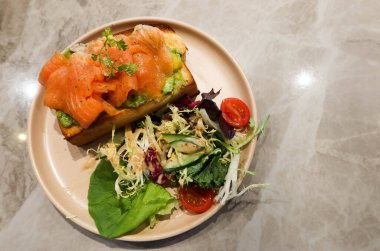 Avokado somonlu tost ve yanında salata.