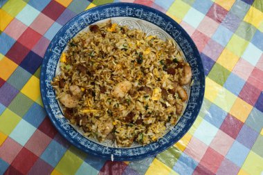  Ev yapımı Çin usulü karides char siu pork egg pilavı renkli masa örtüsüyle tabakta