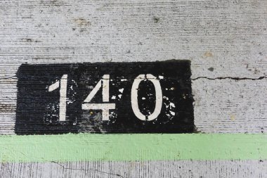 140 numaraya yaklaş. Yerde açık yeşil bir çizgiyle yüz kırk boya.
