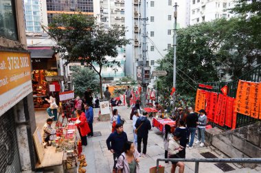 Ladder Caddesi, Sheung Wan, Hong Kong - 25 Ocak 2025: Çin Yeni Yılı için tezgahlarda kırmızı kağıda 