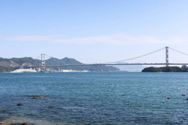 Tsing Ma Köprüsü, Hong Kong - 29 Ocak 2025: Mavi gökyüzü ve okyanus ile deniz köprüsü. Hong Kong Uluslararası Havalimanı ve şehrini birbirine bağlıyor..