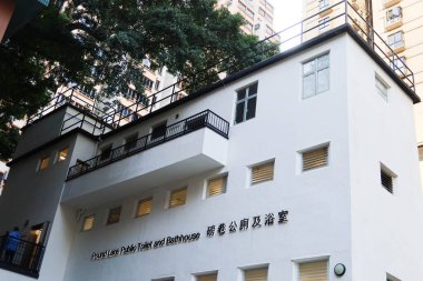 Sheung Wan, Hong Kong - 25 Ocak 2025: Hong Kong 'da Pound Lane adlı umumi tuvalet ve tuvaletin dışı..