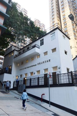 Sheung Wan, Hong Kong - 25 Ocak 2025: Hong Kong 'da Pound Lane adlı umumi tuvalet ve tuvaletin dışı..