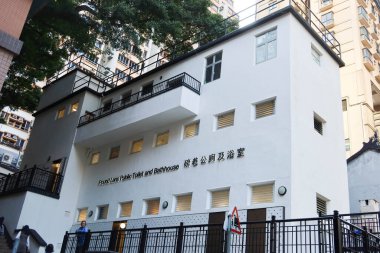 Sheung Wan, Hong Kong - 25 Ocak 2025: Hong Kong 'da Pound Lane adlı umumi tuvalet ve tuvaletin dışı..
