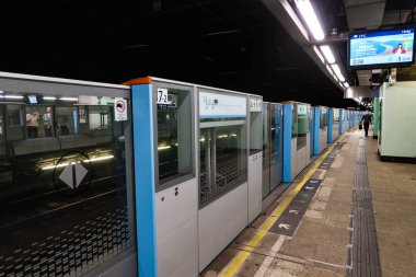Mong Kok Doğu, Hong Kong - 15 Mar 2025: İstasyonun yarı yükseklikteki MTR tren peronu kapısı kapatıldı