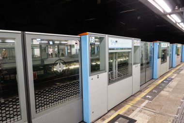 Mong Kok Doğu, Hong Kong - 15 Mar 2025: İstasyonun yarı yükseklikteki MTR tren peronu kapısı kapatıldı